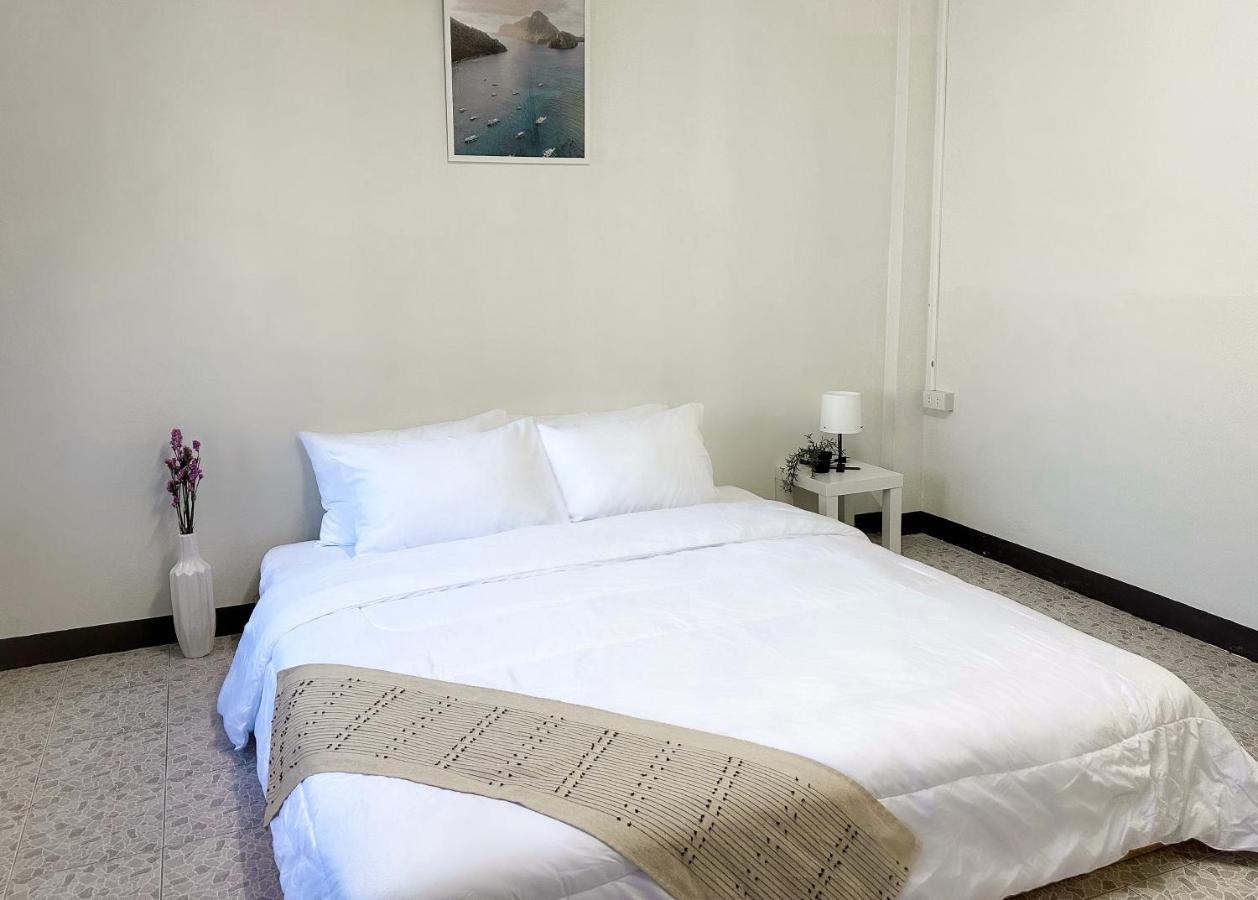Montana Hotel & Hostel Phuket Karon Kültér fotó