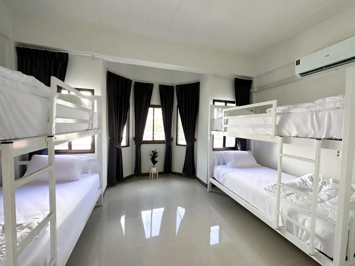 Montana Hotel & Hostel Phuket Karon Szoba fotó