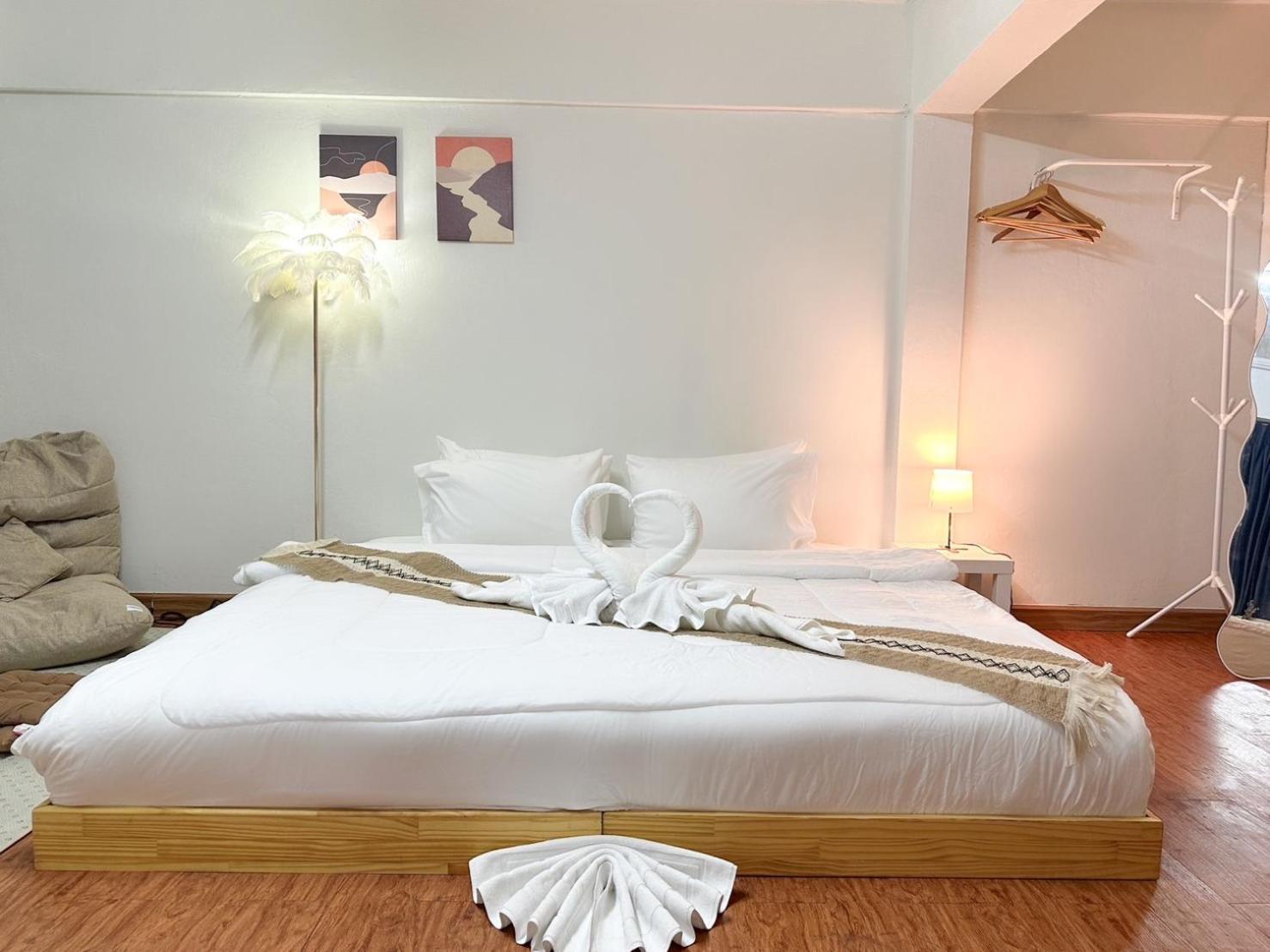 Montana Hotel & Hostel Phuket Karon Kültér fotó