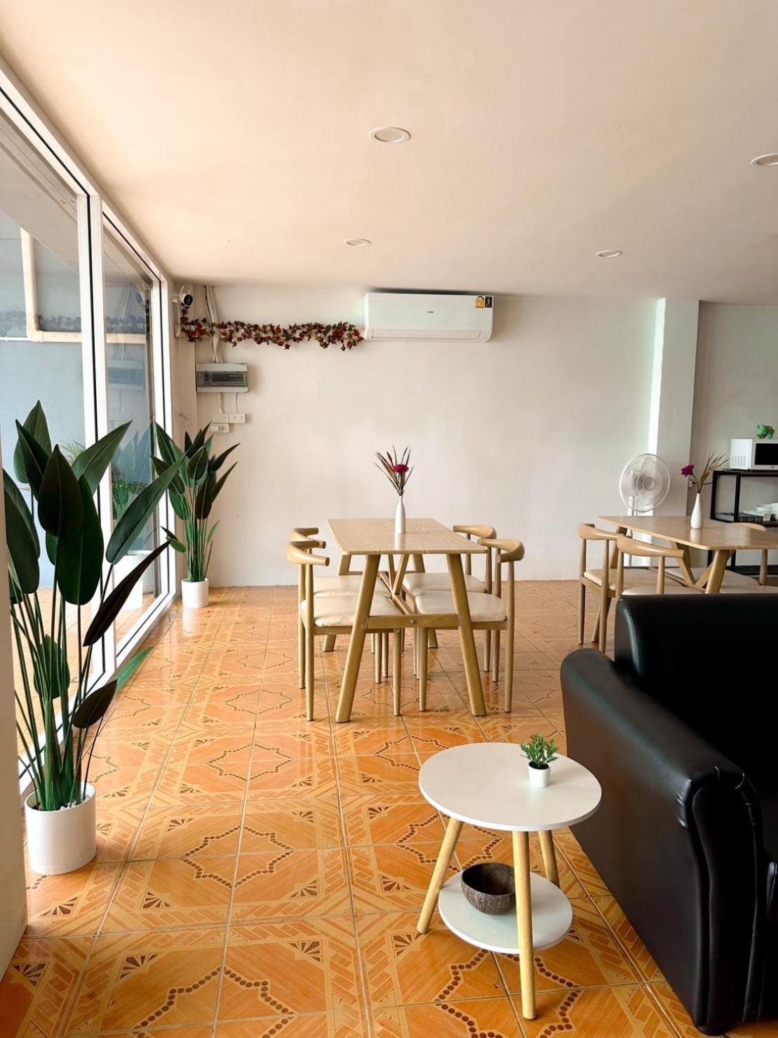 Montana Hotel & Hostel Phuket Karon Kültér fotó