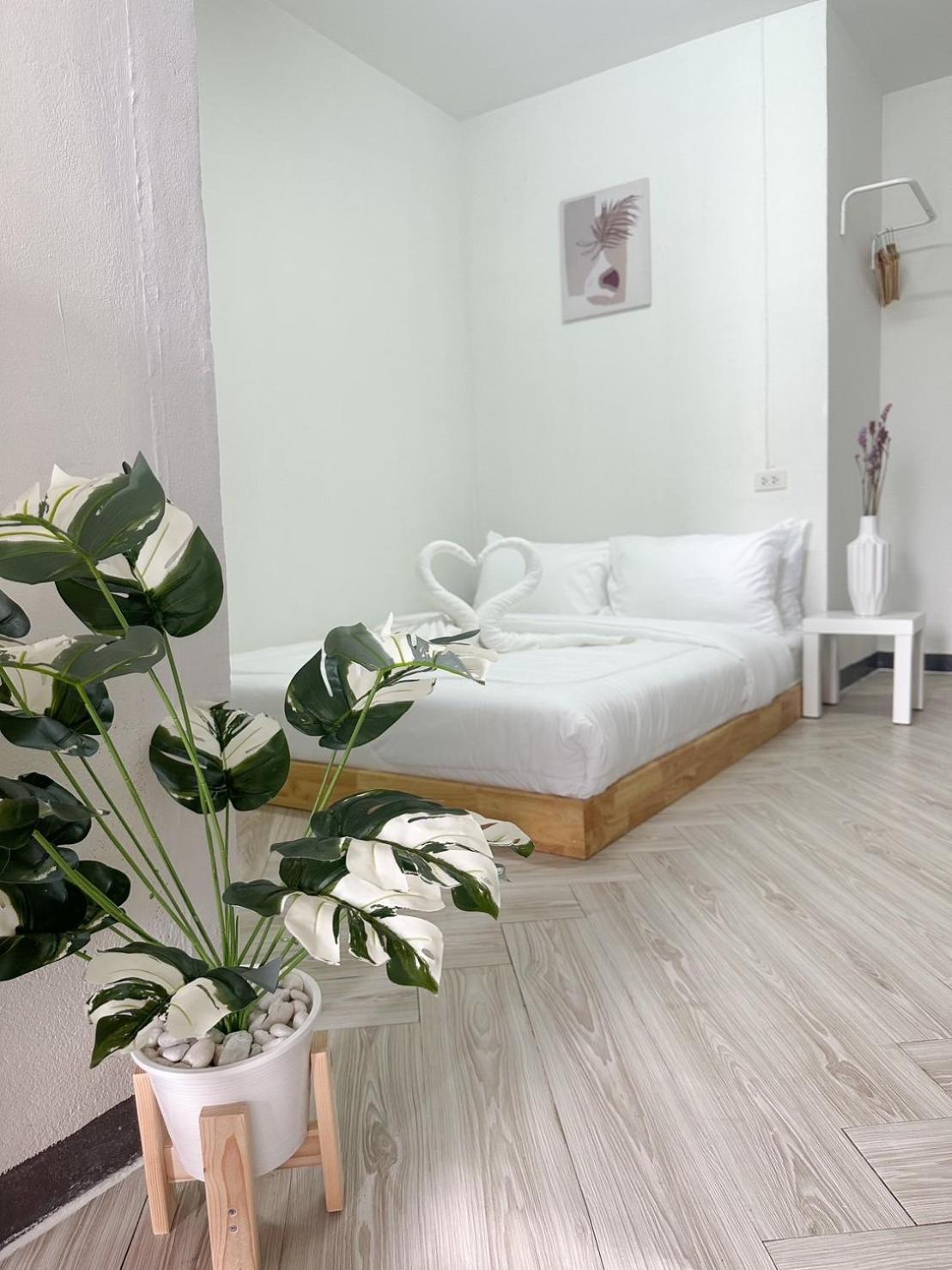 Montana Hotel & Hostel Phuket Karon Kültér fotó