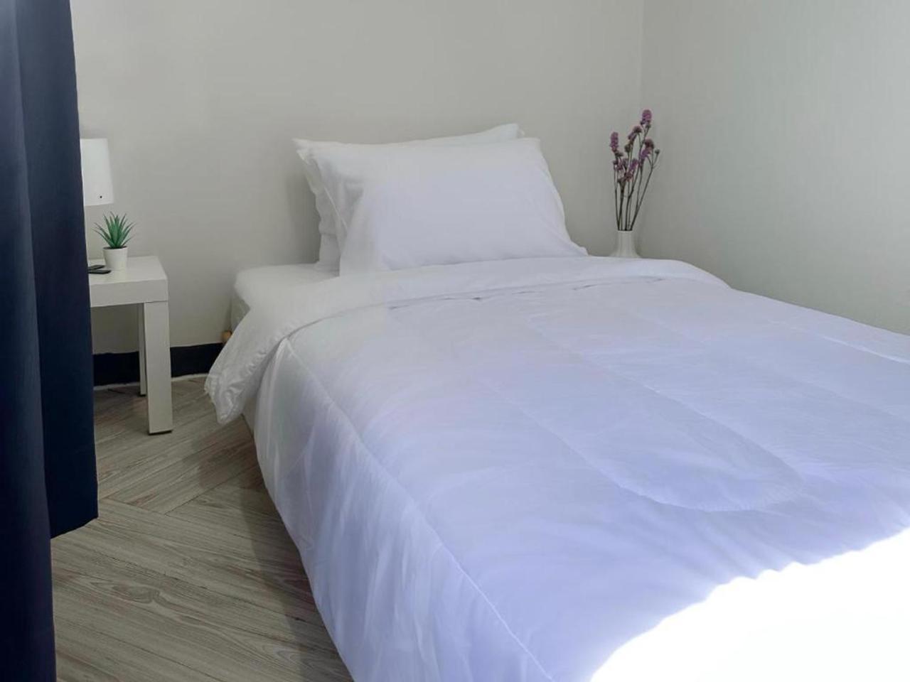 Montana Hotel & Hostel Phuket Karon Kültér fotó