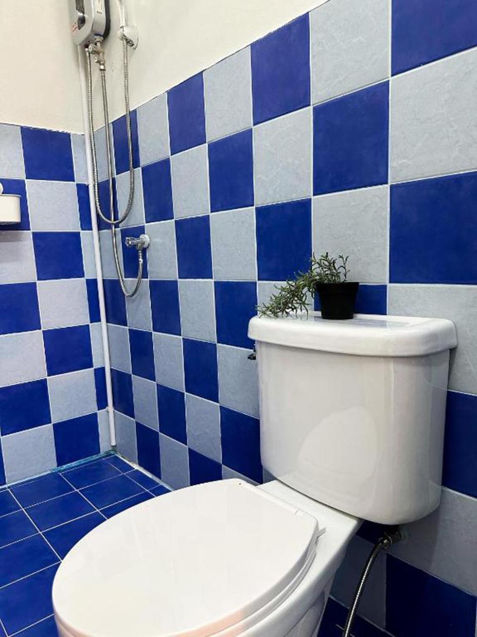 Montana Hotel & Hostel Phuket Karon Kültér fotó